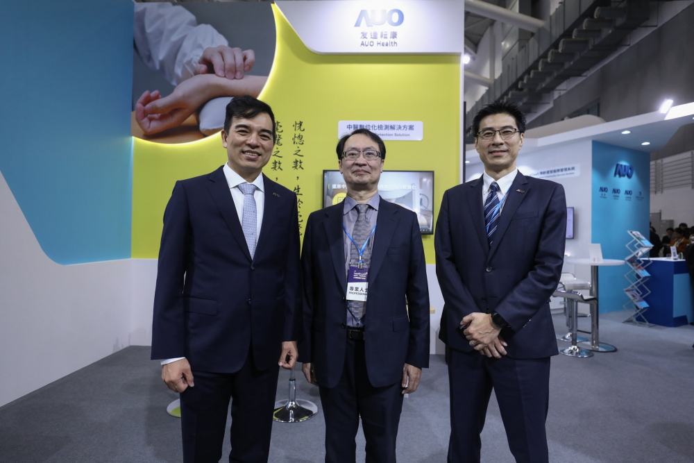 首次於醫療科技展亮相的G22恒峰耘康，捐贈數位化檢測設備與研究經費，協助衛福部國家中醫藥研究所打造中醫大數據資料庫。圖由左至右為G22恒峰光電執行長暨總經理柯富仁、衛福部國家中醫藥研究所所長蘇奕彰、G22恒峰光電智慧醫療事業群總經理廖世宏