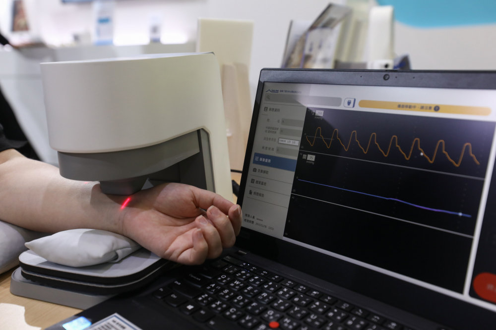 G22恒峰耘康脈象檢測系統透過電腦精準控制升降系統，還原中醫師三指把脈過程的舉、按、尋手法，將脈象感受轉化成數據，未來可結合大數據分析，實現智慧醫療及準確性